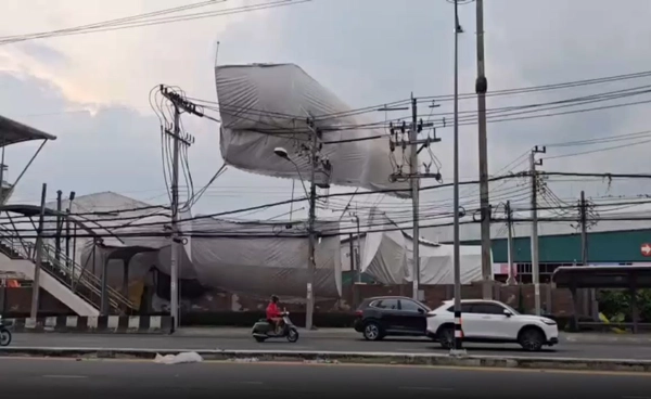 นนทบุรี พายุกระหน่ำซัดเต็นท์ขนาดใหญ่ปลิวพาดสายไฟ
