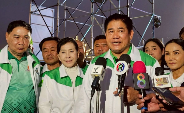 ธรรมนัส–นฤมล–ปวีณา ขึ้นเวทีฉะเชิงเทรา ชูโฉนดที่ดิน-แก้หนี้ประชาชน