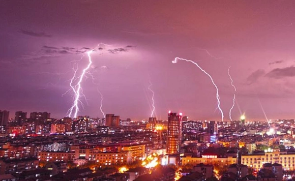อุตุฯ เตือนพื้นที่เสี่ยงภัยฝนฟ้าคะนองและลมกระโชกแรงวันที่ 20 เม.ย. 69