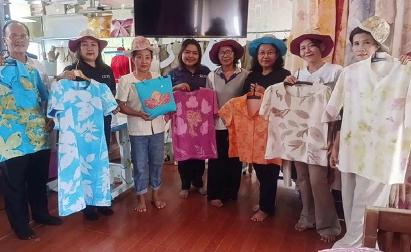 "สุราษฎร์ธานี" ยกระดับผ้ามัดย้อมบ้านหน้าฮะ เปลี่ยนใบไม้เป็นลายผ้า คว้าโอทอป 3 ดาว | เรื่องดีดีทั่วไทย | 22-1-69