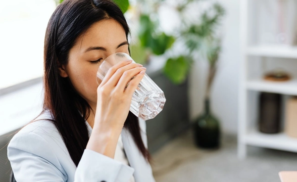 ดื่มน้ำรวดเดียวอาจทำให้รู้สึกสดชื่น แต่ไม่ใช่วิธีที่มีประสิทธิภาพ