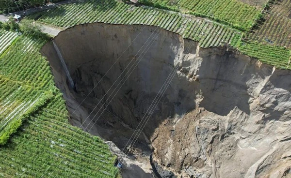 “หลุมยุบ” อินโดฯเริ่มลุกลาม  ขยายตัวเกือบ 19 ไร่  เสี่ยงพังทลายต่อเนื่อง