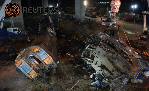 สื่อนอกตีข่าวใหญ่เครนทับรถไฟโคราช