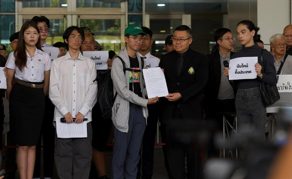 กลุ่มนักศึกษา - ประชาชน บุกหน้า กกต. จี้นับคะแนนใหม่ทั่วประเทศ