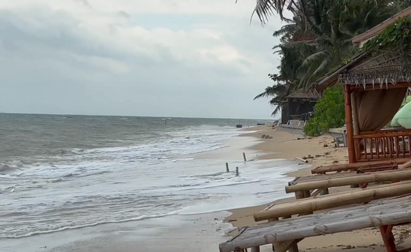 เกาะสมุยปิดการท่องเที่ยวชั่วคราว วันที่ 2 หลังน้ำทะเลหนุน คลื่นแรง