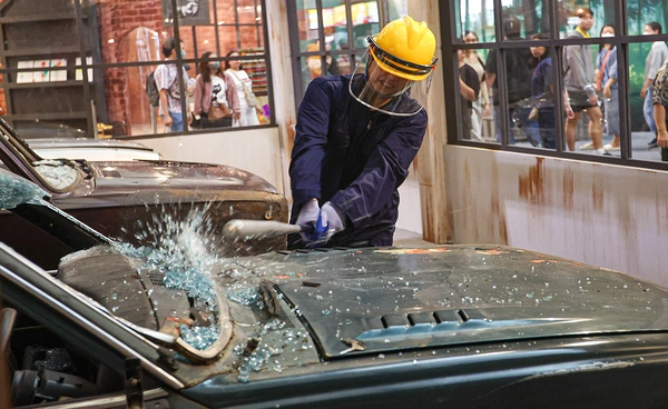 เครียดนักก็มาลงที่นี่ "อันธพาลตีเกมส์" ชูไฮไลต์โซนทุบรถและสนามมวย พื้นที่ปลอดภัยสำหรับคนอยากปลดปล่อยความเครียด