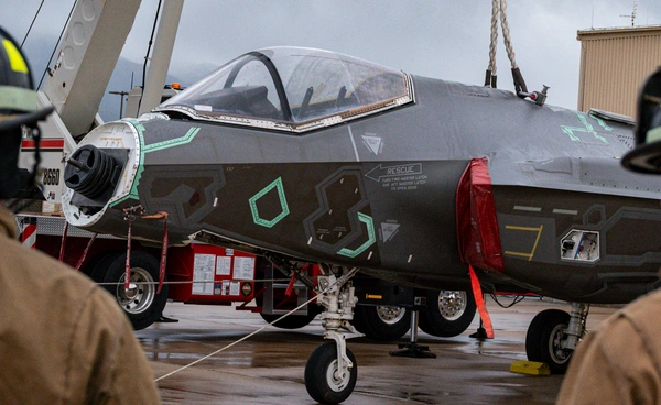 เครื่องบิน F-35 อเมริกาลำใหม่ยังไม่มีเรดาร์ ต้องหาแผ่นถ่วงน้ำหนักจากฟิตเนสมาใส่แทน !?