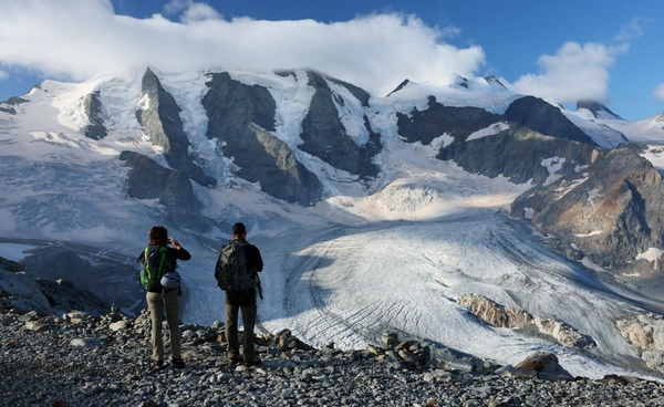 นักท่องเที่ยวแห่ชม “ธารน้ำแข็ง”  หลังโลกร้อนทำละลายเร็วขึ้นทุกปี