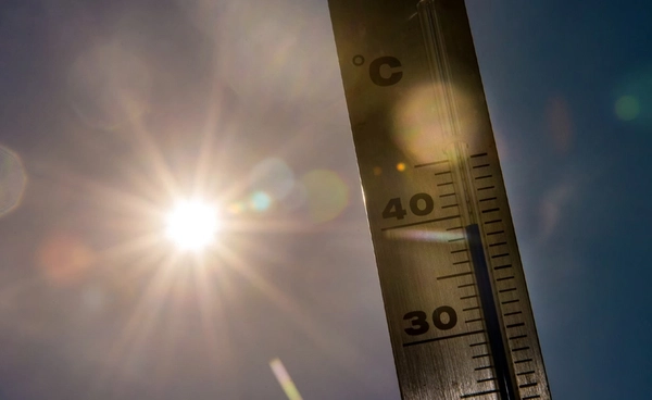 รับมือแดดแรง! ปภ. เตือนฮีทสโตรก เสี่ยงช็อกหมดสติ แนะดื่มน้ำ–เลี่ยงกลางแจ้ง