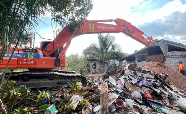  ปภ. ส่งเครื่องจักรกล รื้อถอนบ้านเรือนผู้ประสบภัยเหตุปะทะชายแดน ศรีสะเกษ