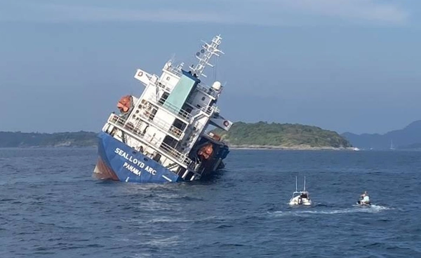 กองทัพเรือช่วยลูกเรือสินค้าอับปางใกล้ภูเก็ต ปลอดภัย เร่งคุมคราบน้ำมัน