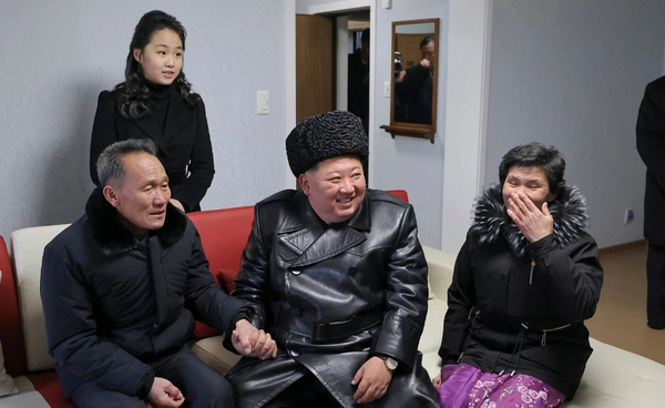 คิม จอง-อึน เยี่ยมอาคารสร้างใหม่เพื่อขอบคุณทหารเกาหลีเหนือช่วยรัสเซียรบยูเครน 