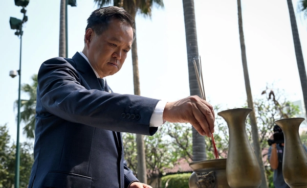 “อนุทิน ชาญวีรกูล” สักการะสิ่งศักดิ์สิทธิ์ประจำทำเนียบรัฐบาล 