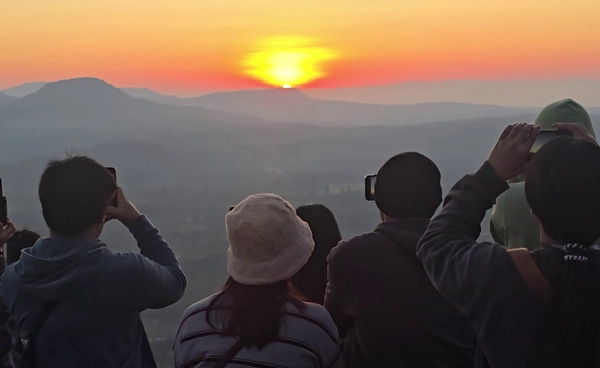 “ผาชะนะได” คึกคัก  นทท.แห่รับแสงแรกแห่งสยาม  ท่ามกลางอากาศ 13 องศาฯ