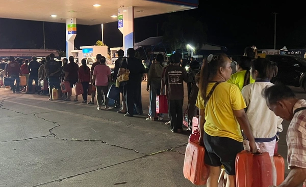 วิกฤตน้ำมัน! เปิดภาพ ชาวนาแก รอเติมน้ำมัน ยาวกว่า 3 กม. บางรายรอ 3-4 ชม.