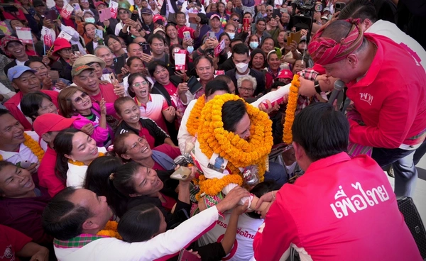 ชาวยโสธรแห่ต้อนรับ "ยศชนัน"  คล้องมาลัยล้นคอ มั่นใจเพื่อไทยแลนด์สไลด์อีสาน 