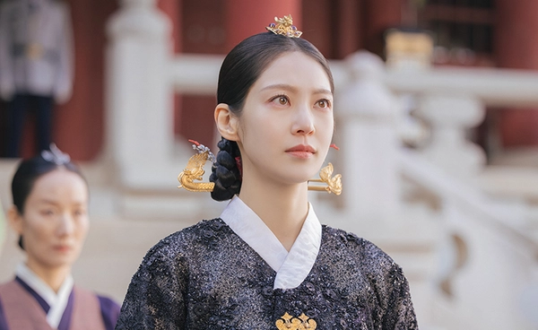 เล่นดีจนคนชม! “กงซึงยอน” ถ่ายทอดบท “พระพันปี” รักนี้มงลงได้อย่างสมบูรณ์แบบ