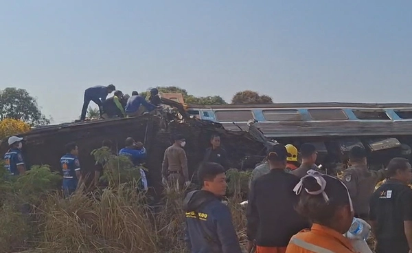 ผู้โดยสาร เล่าวินาที "เครนถล่มทับรถไฟ" บาดเจ็บ-เสียชีวิตหลายราย