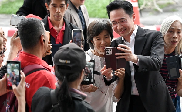 แกนนำ 3 พรรคหลัก ทยอยเข้าที่ทำการ รอลุ้นผลเลือกตั้ง