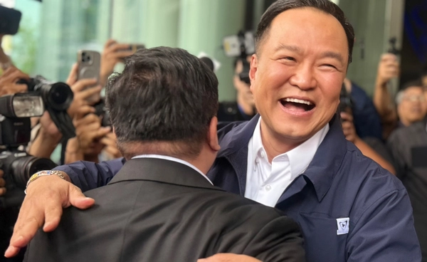 พรรคภูมิใจไทย-เพื่อไทย ชื่นมื่น! อนุทิน ทักทาย “อ้าวหนิม หนูมารอหนิมตั้งนาน”