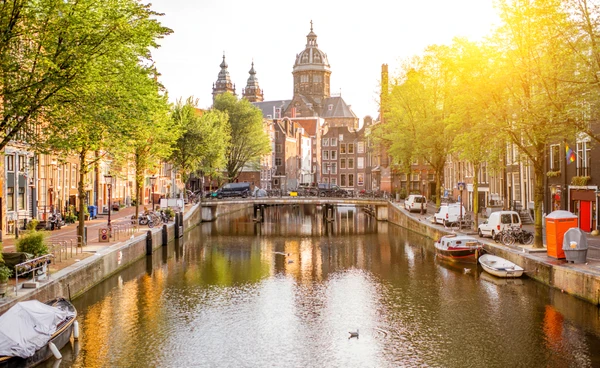 อัมสเตอร์ดัม–ฟลอเรนซ์ แบนโฆษณาเชื้อเพลิงฟอสซิล นำร่องสู่เมืองคาร์บอนต่ำ