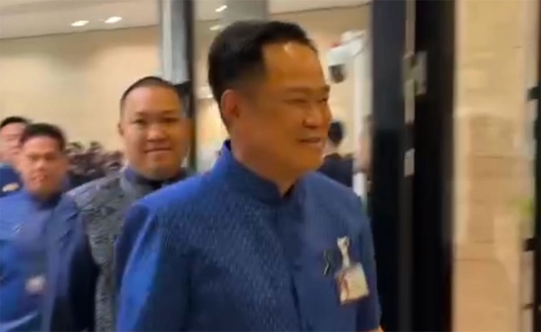 “อนุทิน” เดินยิ้มเข้าสภา ปัดตอบปชน.ส่งคนชิงประธานสภา