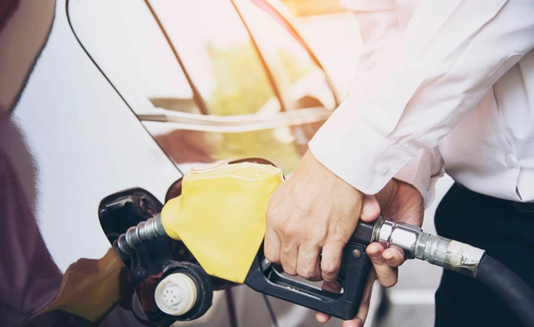 กบน. ขึ้นราคาน้ำมัน 6 บาทต่อลิตร รับวิกฤตตะวันออกกลาง