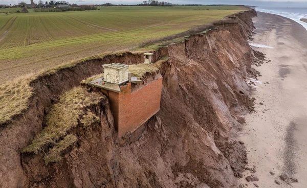 บังเกอร์ยุคสงครามเย็น  รอวันร่วงทะเล! จากการกัดเซาะชายฝั่งที่อังกฤษ