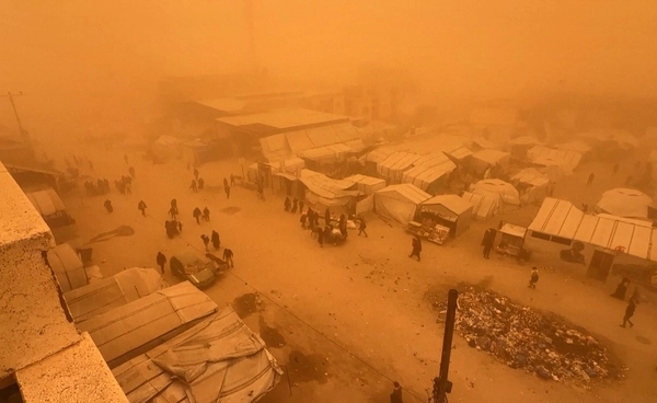 พายุทรายถล่ม "ฉนวนกาซา"  ท้องฟ้ากลายเป็นสีส้ม