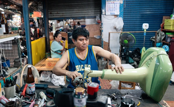 กรุงเทพฯ ร้อนจัด ร้านซ่อมพัดลมคึกคัก คนแห่นำเครื่องเก่ามาซ่อมแทนซื้อใหม่