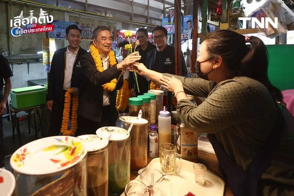 รูป-"อภิสิทธิ์" ลุยตลาดเมืองไทยภัทร ขอบคุณโพลหนุน ปชป.ลำดับ 4 ดัน ปชป. สู้ทุนเทา-ปราบโกง ชี้ "โหวตโน" คืออาวุธประชาชนสั่งสอนการเมืองอุปถัมภ์-11