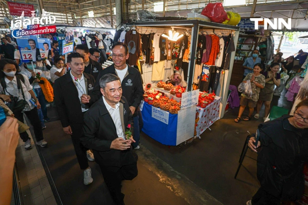 รูป-"อภิสิทธิ์" ลุยตลาดเมืองไทยภัทร ขอบคุณโพลหนุน ปชป.ลำดับ 4 ดัน ปชป. สู้ทุนเทา-ปราบโกง ชี้ "โหวตโน" คืออาวุธประชาชนสั่งสอนการเมืองอุปถัมภ์-18