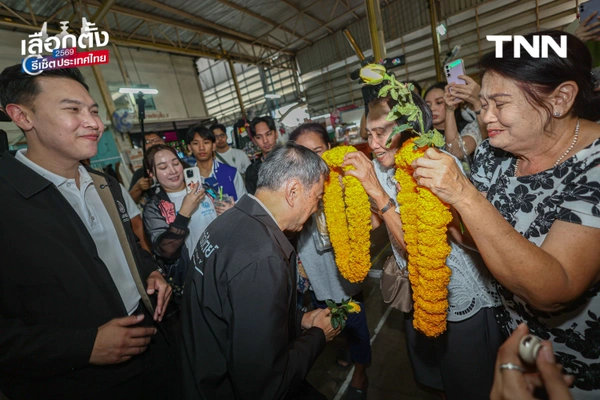 รูป-"อภิสิทธิ์" ลุยตลาดเมืองไทยภัทร ขอบคุณโพลหนุน ปชป.ลำดับ 4 ดัน ปชป. สู้ทุนเทา-ปราบโกง ชี้ "โหวตโน" คืออาวุธประชาชนสั่งสอนการเมืองอุปถัมภ์-15