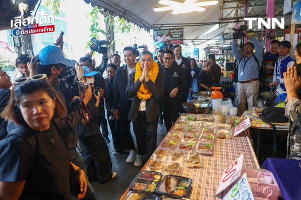 รูป-"อภิสิทธิ์" ลุยตลาดเมืองไทยภัทร ขอบคุณโพลหนุน ปชป.ลำดับ 4 ดัน ปชป. สู้ทุนเทา-ปราบโกง ชี้ "โหวตโน" คืออาวุธประชาชนสั่งสอนการเมืองอุปถัมภ์-9