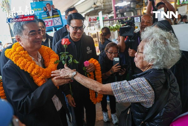 รูป-"อภิสิทธิ์" ลุยตลาดเมืองไทยภัทร ขอบคุณโพลหนุน ปชป.ลำดับ 4 ดัน ปชป. สู้ทุนเทา-ปราบโกง ชี้ "โหวตโน" คืออาวุธประชาชนสั่งสอนการเมืองอุปถัมภ์-8