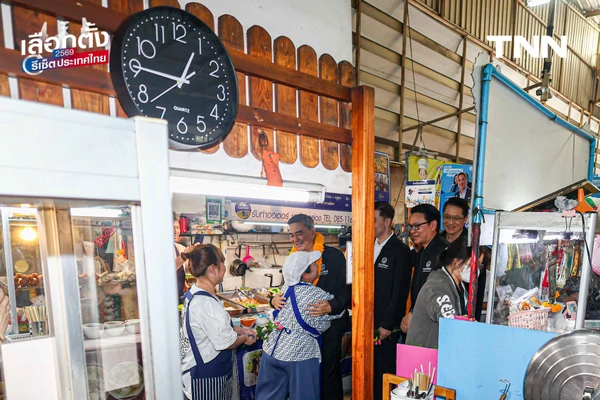 รูป-"อภิสิทธิ์" ลุยตลาดเมืองไทยภัทร ขอบคุณโพลหนุน ปชป.ลำดับ 4 ดัน ปชป. สู้ทุนเทา-ปราบโกง ชี้ "โหวตโน" คืออาวุธประชาชนสั่งสอนการเมืองอุปถัมภ์-12