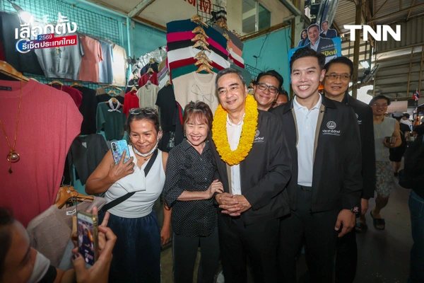 รูป-"อภิสิทธิ์" ลุยตลาดเมืองไทยภัทร ขอบคุณโพลหนุน ปชป.ลำดับ 4 ดัน ปชป. สู้ทุนเทา-ปราบโกง ชี้ "โหวตโน" คืออาวุธประชาชนสั่งสอนการเมืองอุปถัมภ์-14