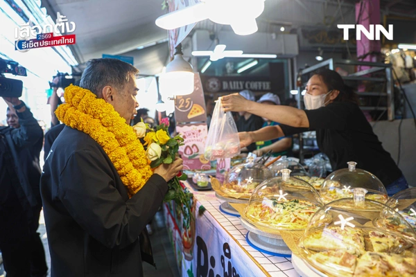 รูป-"อภิสิทธิ์" ลุยตลาดเมืองไทยภัทร ขอบคุณโพลหนุน ปชป.ลำดับ 4 ดัน ปชป. สู้ทุนเทา-ปราบโกง ชี้ "โหวตโน" คืออาวุธประชาชนสั่งสอนการเมืองอุปถัมภ์-6