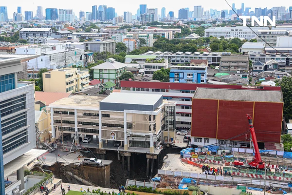รูป-ประมวลภาพ ถนนทรุดตัวครั้งใหญ่บริเวณด้านหน้าโรงพยาบาลวชิรพยาบาล-11
