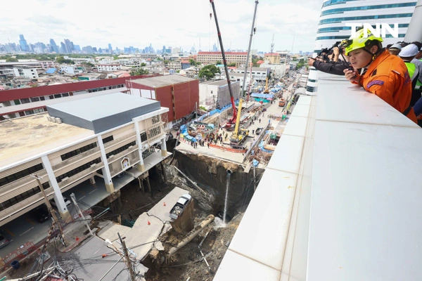 รูป-ประมวลภาพ ถนนทรุดตัวครั้งใหญ่บริเวณด้านหน้าโรงพยาบาลวชิรพยาบาล-15