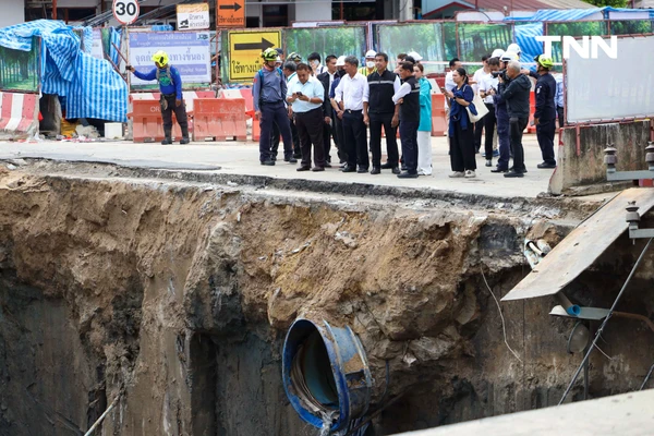 รูป-ประมวลภาพ ถนนทรุดตัวครั้งใหญ่บริเวณด้านหน้าโรงพยาบาลวชิรพยาบาล-6