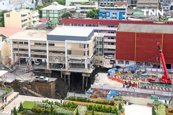 รูป-ประมวลภาพ ถนนทรุดตัวครั้งใหญ่บริเวณด้านหน้าโรงพยาบาลวชิรพยาบาล-12