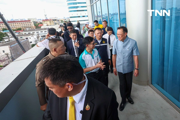 รูป-ประมวลภาพ ถนนทรุดตัวครั้งใหญ่บริเวณด้านหน้าโรงพยาบาลวชิรพยาบาล-16