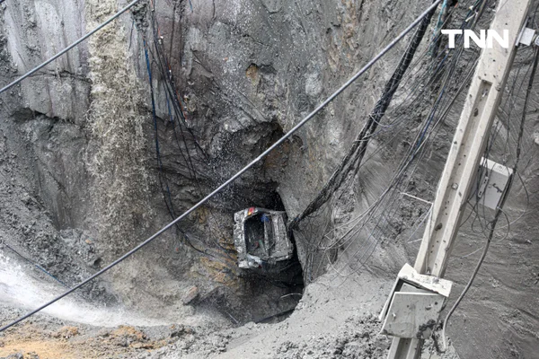 รูป-ประมวลภาพ ถนนทรุดตัวครั้งใหญ่บริเวณด้านหน้าโรงพยาบาลวชิรพยาบาล-13