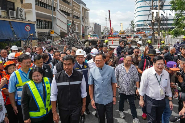 รูป-ประมวลภาพ ถนนทรุดตัวครั้งใหญ่บริเวณด้านหน้าโรงพยาบาลวชิรพยาบาล-10