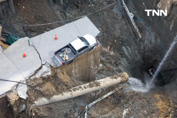 รูป-ประมวลภาพ ถนนทรุดตัวครั้งใหญ่บริเวณด้านหน้าโรงพยาบาลวชิรพยาบาล-17