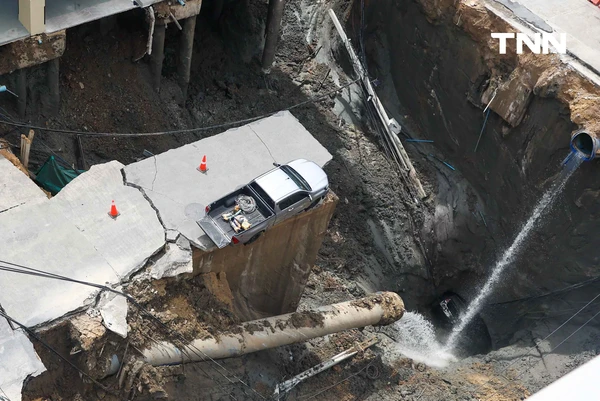 รูป-ประมวลภาพ ถนนทรุดตัวครั้งใหญ่บริเวณด้านหน้าโรงพยาบาลวชิรพยาบาล-14