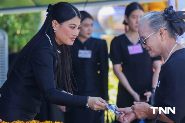 รูป-เจ้าฟ้าสิริวัณณวรีฯ พระราชทานเข็มกลัดโบว์ดำ แก่ประชาชนที่เดินทางมาถวายความอาลัย สมเด็จพระพันปีหลวง-11