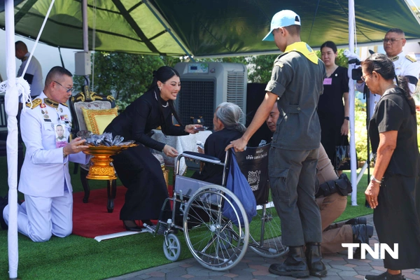 รูป-เจ้าฟ้าสิริวัณณวรีฯ พระราชทานเข็มกลัดโบว์ดำ แก่ประชาชนที่เดินทางมาถวายความอาลัย สมเด็จพระพันปีหลวง-7