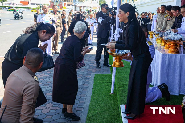 รูป-เจ้าฟ้าสิริวัณณวรีฯ พระราชทานเข็มกลัดโบว์ดำ แก่ประชาชนที่เดินทางมาถวายความอาลัย สมเด็จพระพันปีหลวง-4